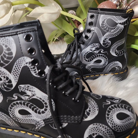 Dr. Martens 1460 Wild Serpent Smooth Lace Up Leather Boots new - Picture 3 of 4